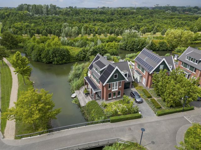 Batua 16, Huissen