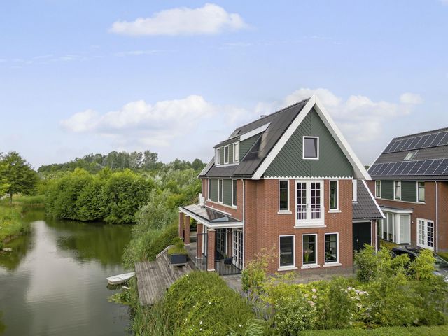 Batua 16, Huissen