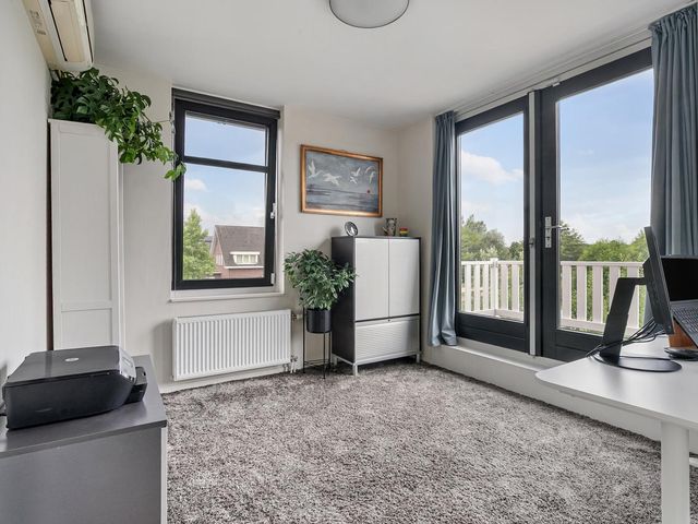 Batua 16, Huissen