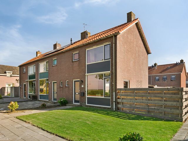 Burgemeester van der Veenweg 8, Ossenzijl