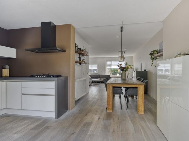 Teresaplein 19, Zetten