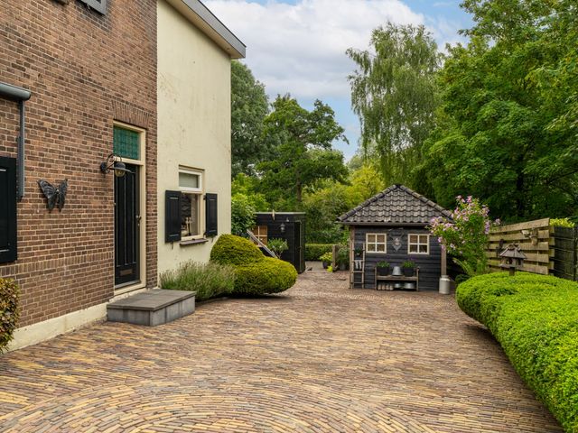 Korn 52, Dussen