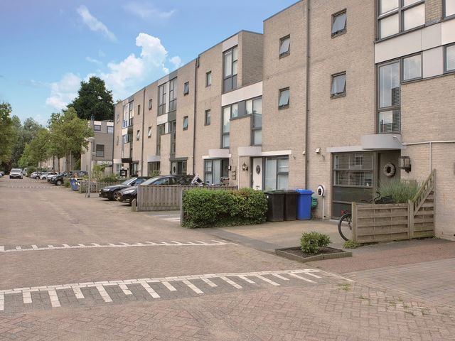 Karibastraat 16, Delft