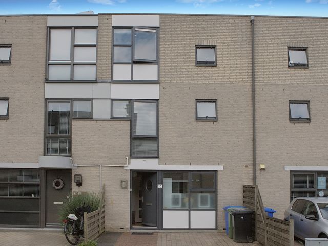 Karibastraat 16, Delft