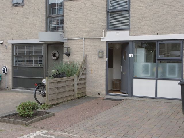 Karibastraat 16, Delft