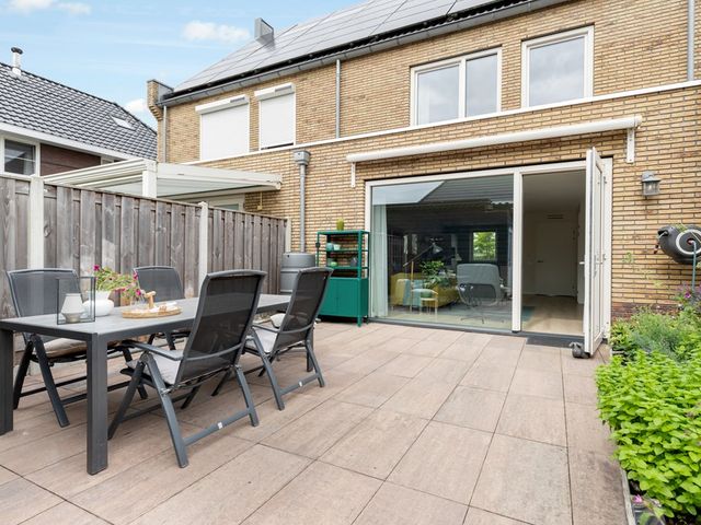 Charles Barklastraat 25, Almere