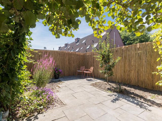 Weegbree 55, Zwaag