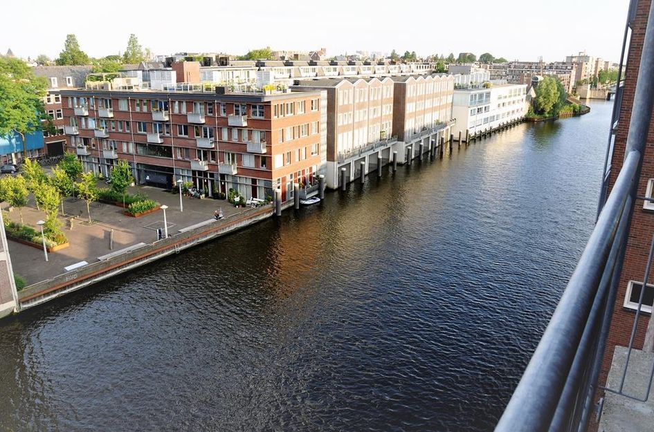 Donker Curtiusstraat 75