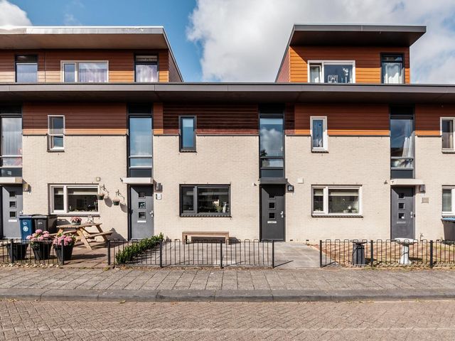 Corsicastraat 11, Almere