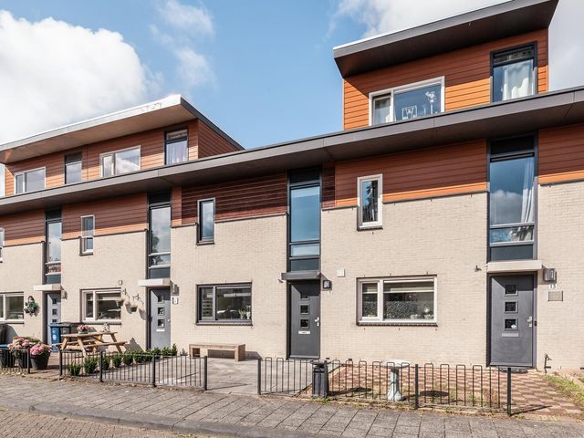 Corsicastraat 11, Almere