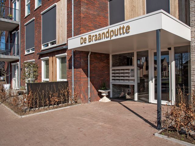 Rijssenseweg 8b, Enter