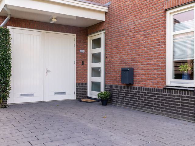 Aurelia 4, Holten