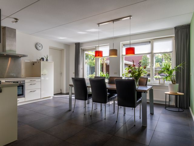 Aurelia 4, Holten