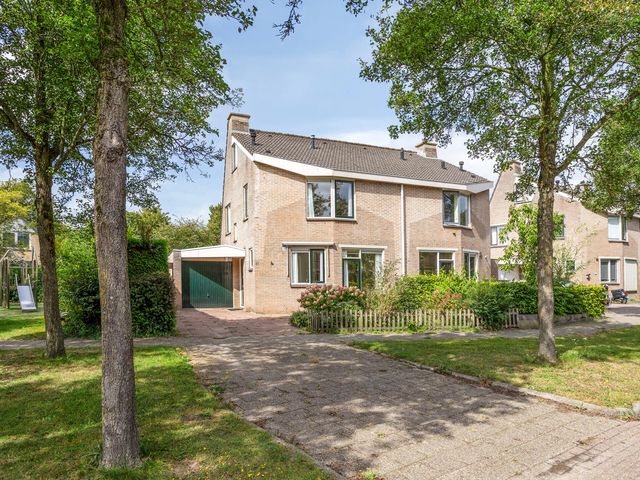 Hazeleger 62, Zeewolde