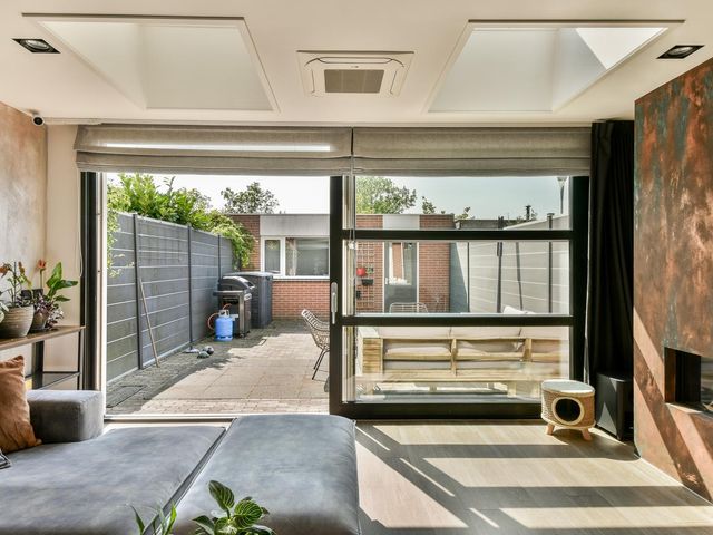 Lindholm 182, Hoofddorp