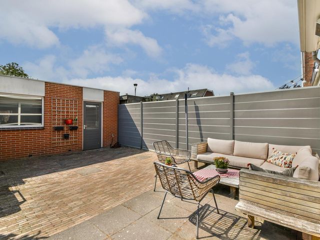 Lindholm 182, Hoofddorp