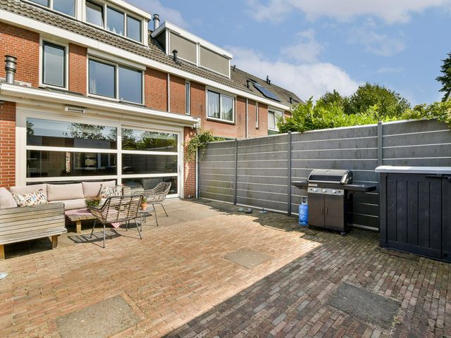 Lindholm 182, Hoofddorp