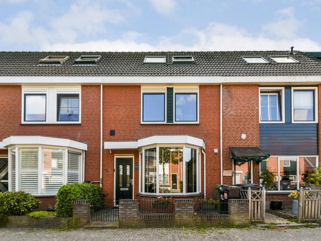 Lindholm 182, Hoofddorp