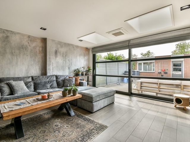 Lindholm 182, Hoofddorp
