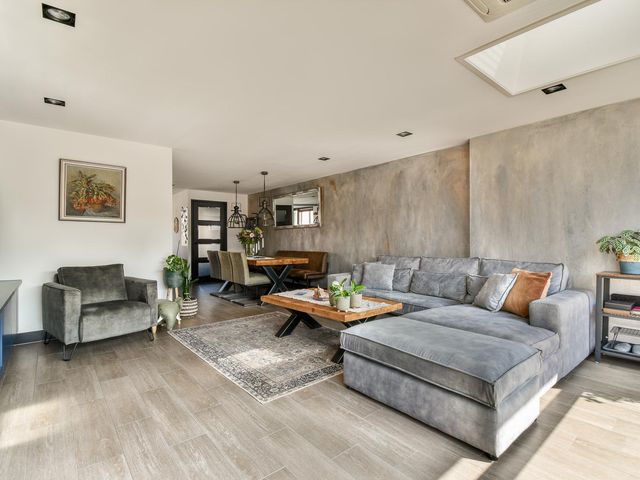 Lindholm 182, Hoofddorp