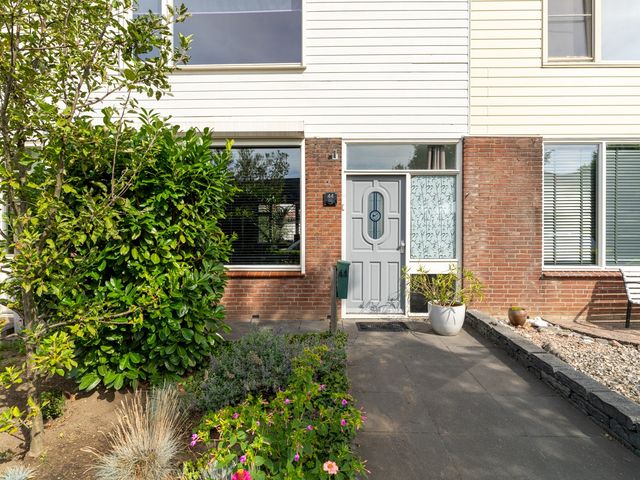 Hoefstraat 44, Genderen