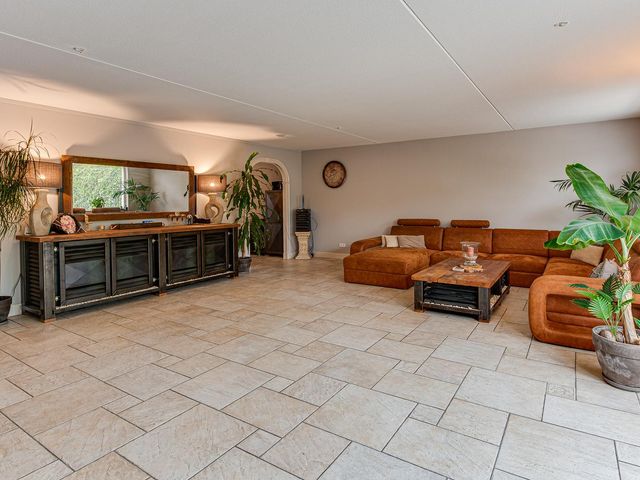 Fluweelmos 8, Houten