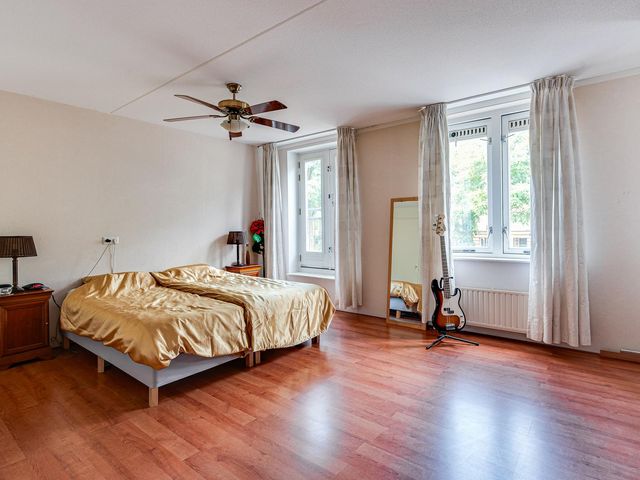 Fluweelmos 8, Houten