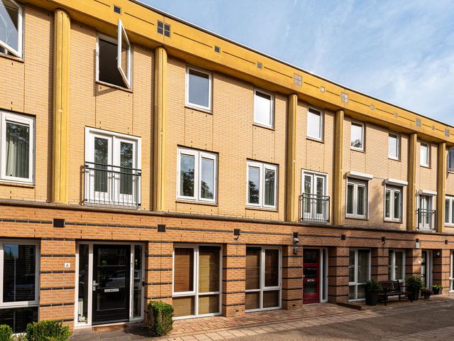 Fluweelmos 8, Houten