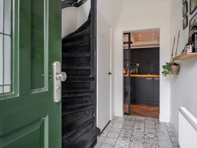 Julianastraat 44A, Enter