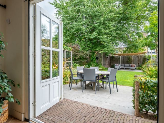 Julianastraat 44A, Enter