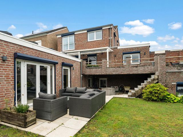 Erensteinerstraat 65, Kerkrade