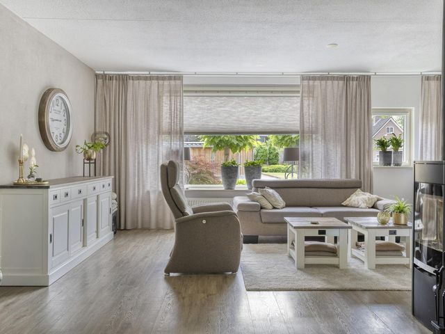 Menuetstraat 19, Enschede