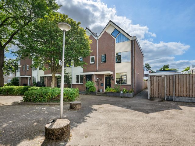 Madeliefveld 12, Nieuwerkerk aan den IJssel