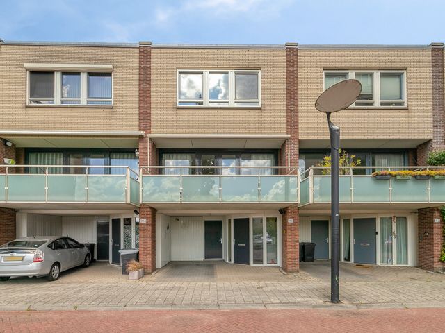 Joop Den Uyllaan 110, Schiedam