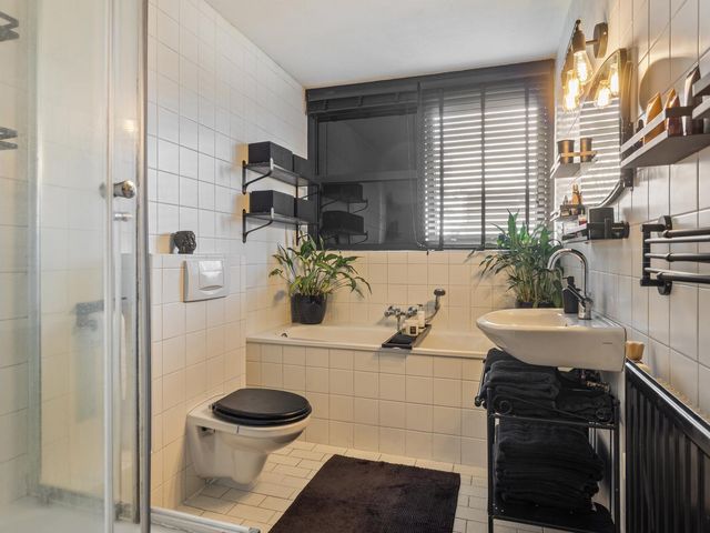 Travertijndijk 12, Roosendaal
