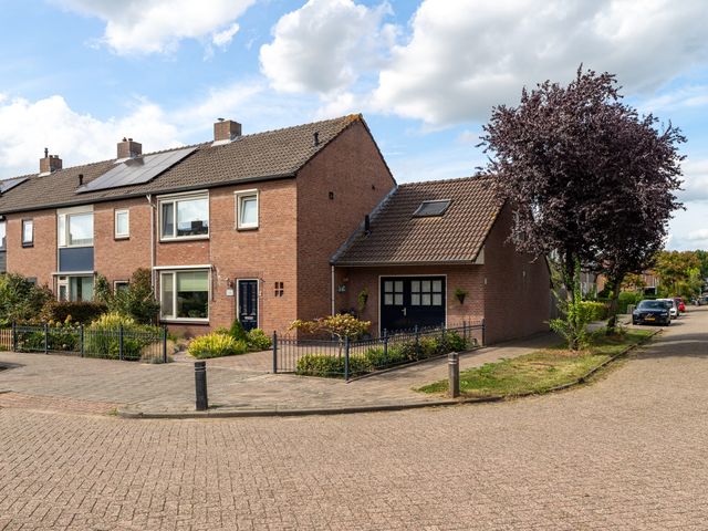 Chrysantenstraat 2, Wijk En Aalburg
