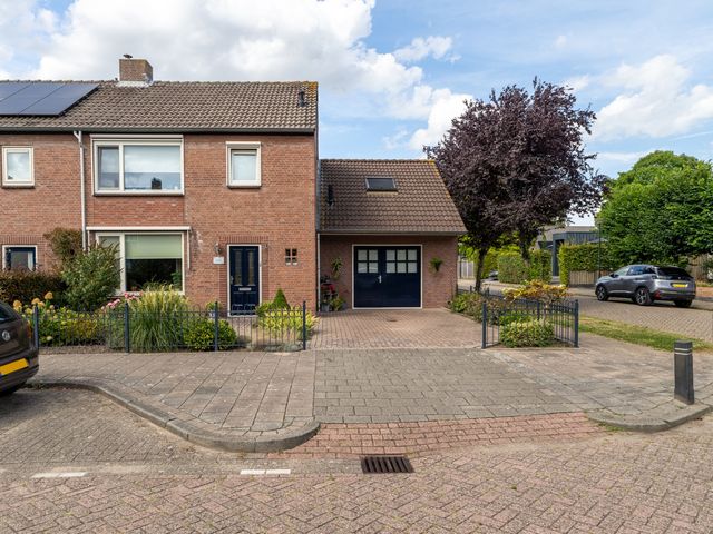 Chrysantenstraat 2, Wijk En Aalburg