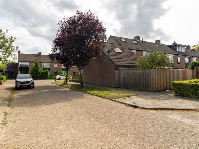 Chrysantenstraat 2, Wijk En Aalburg