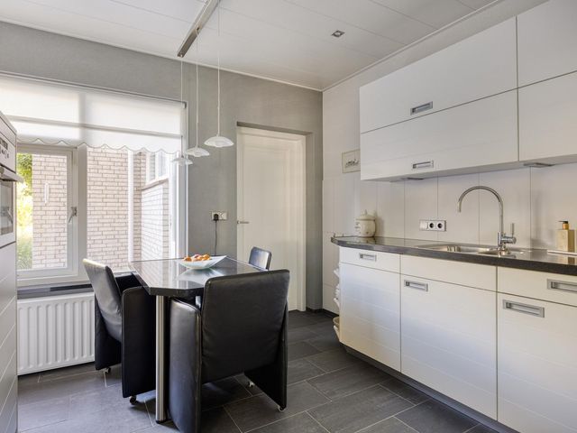 Gierelaar 82, Wouw