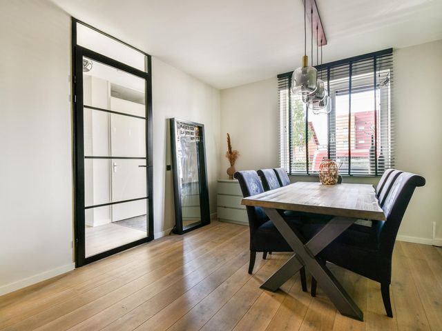 Emanzana 5, Amsterdam