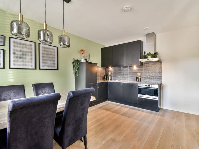 Emanzana 5, Amsterdam