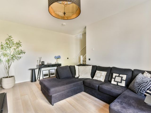 Emanzana 5, Amsterdam