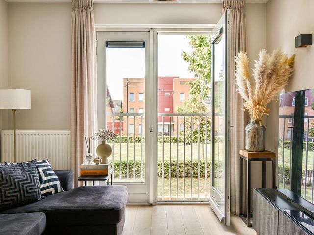 Emanzana 5, Amsterdam