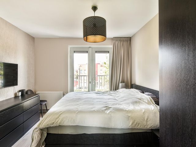 Emanzana 5, Amsterdam