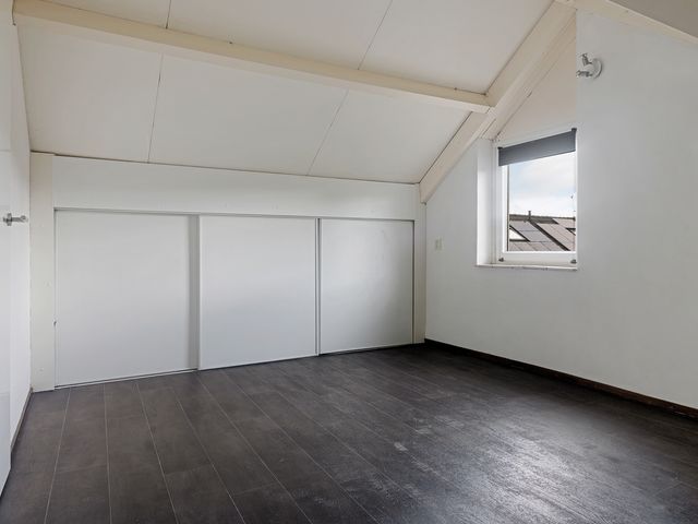 Karos 18, Hoorn