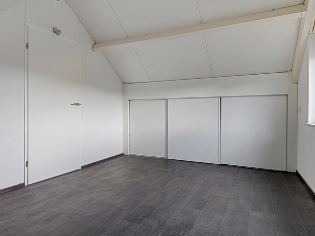 Karos 18, Hoorn
