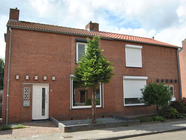 Julianalaan 9, Posterholt