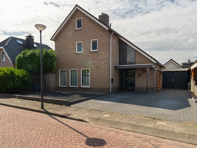 Burg Meijerstraat 15, Sprang-Capelle