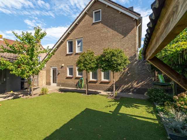 Burg Meijerstraat 15, Sprang-Capelle