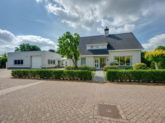 De Lange Meeten 2, Hoeven